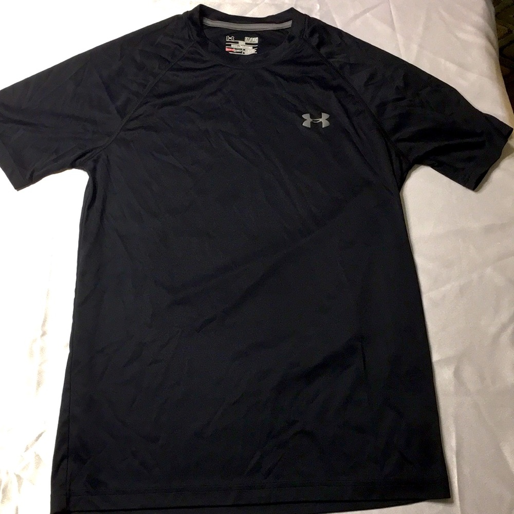 Men’s pull over Under Amour shirt